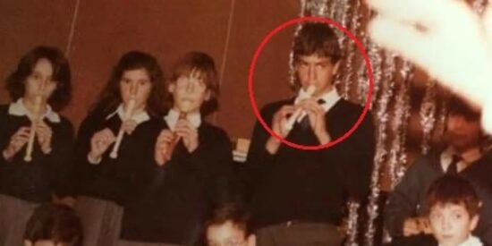 Pedro Sánchez (círculo rojo) soplando la flauta como alumno del colegio privado Santa Cristina de Chamartín