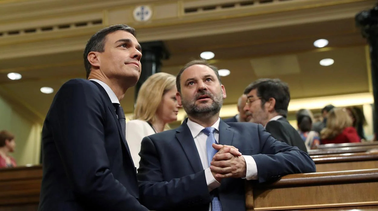 Pedro Sánchez y José Luis Ábalos.