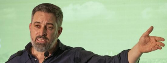 Abascal convierte la "prioridad nacional" de Vox en bandera tras una votaci&oacute;n hist&oacute;rica en Estrasburgo