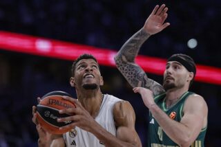 Tavares y Juancho Hernangómez, durante el Real Madrid-Panathinaikos