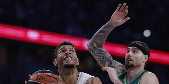 Tavares y Juancho Hernangómez, durante el Real Madrid-Panathinaikos