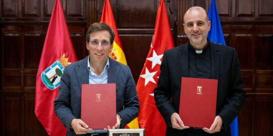 Almeida firma un convenio para la rehabilitaci&oacute;n de la Parroquia Virgen de la Paloma y San Pedro el Real