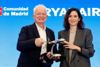 Ayuso inaugura el centro de entrenamiento de Ryanair que creará 150 empleos de alta cualificación