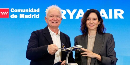 Ayuso inaugura el centro de entrenamiento de Ryanair que creará 150 empleos de alta cualificación
