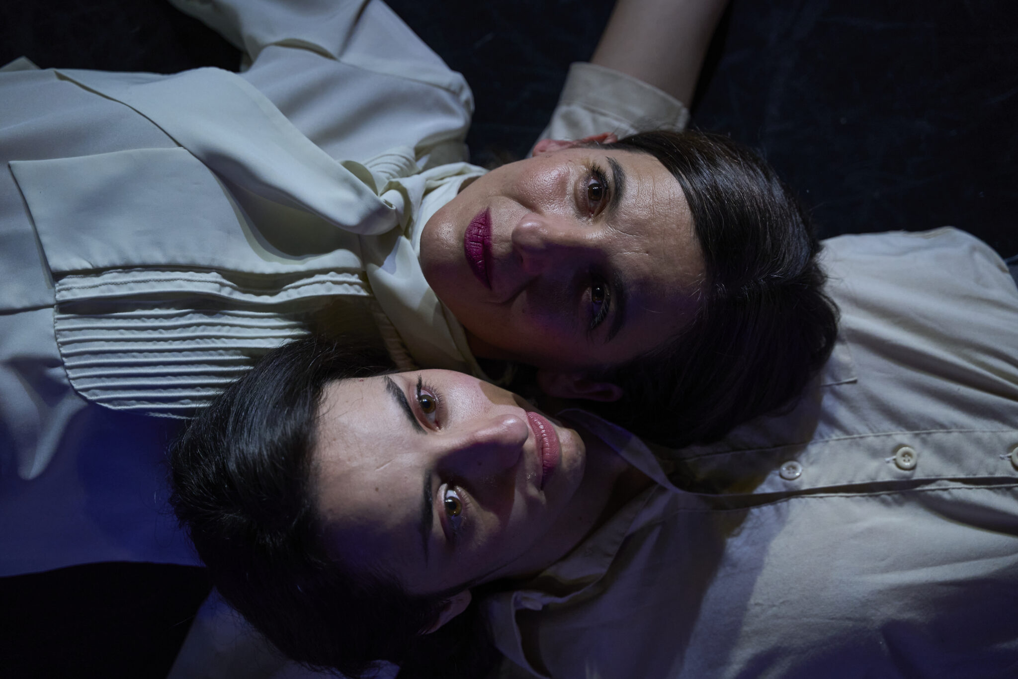 Duermen anhelos bajo las aguas