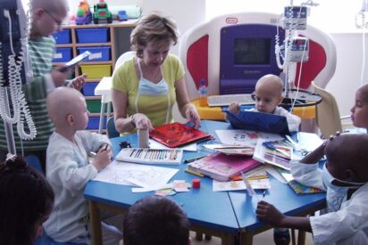 Ana de Paz en el Aula Hospitalaria del Hospital La Paz, donde ejerció como maestra.
