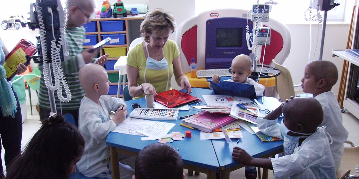Ana de Paz en el Aula Hospitalaria del Hospital La Paz, donde ejerció como maestra.