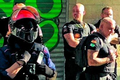 Un exetarra intenta recuperar su piso 'okupado' y acaba escoltado entre gritos, amenazas y tensión vecinal