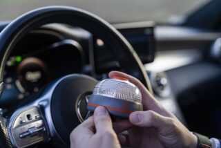 El caos de la DGT: permite durante 2026 el uso de tri&aacute;ngulos junto a la baliza V16