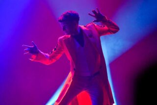 Magia con traje cl&aacute;sico y alma gamberra: la f&oacute;rmula que funciona en directo