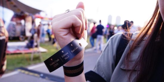 Pulseras NFC en eventos: c&oacute;mo funcionan y por qu&eacute; son la opci&oacute;n favorita de los organizadores