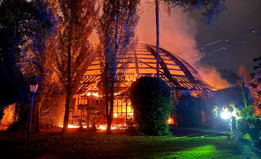 Un incendio devora la cúpula de madera del restaurante Mas Marroch, emblema de los hermanos Roca