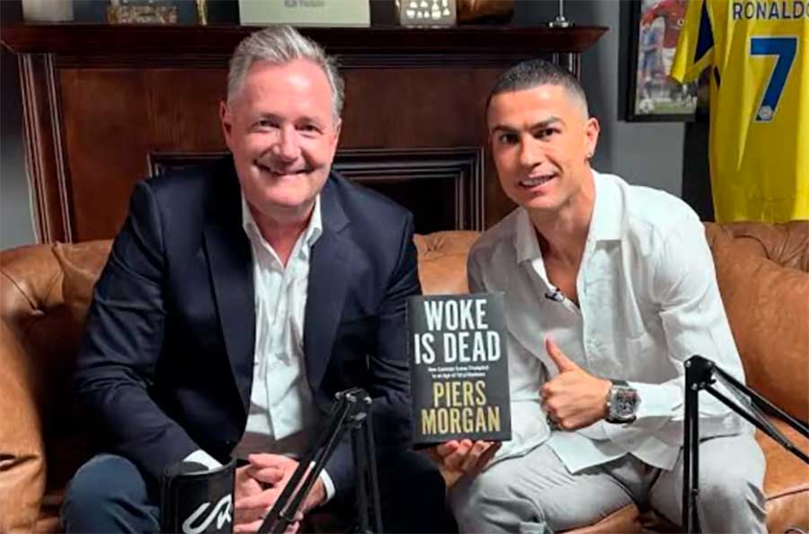 Cristiano Ronaldo posa con el libro &ldquo;Woke Is Dead&rdquo; de Piers Morgan y la izquierda pone el grito en el cielo