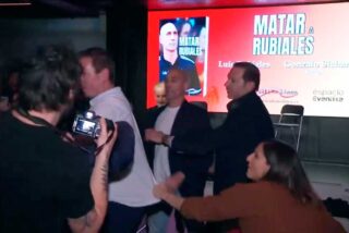 Agreden al expresidente de la RFEF Luis Rubiales en plena presentación de su libro 'Matar a Rubiales'