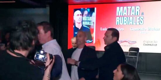 Agreden al expresidente de la RFEF Luis Rubiales en plena presentaci&oacute;n de su libro 'Matar a Rubiales'