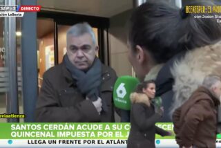Un desquiciado Santos Cerd&aacute;n (PSOE), a punto de llevarse por delante a Ana Pastor (laSexta) a la salida de los juzgados