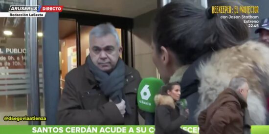 Un desquiciado Santos Cerd&aacute;n (PSOE), a punto de llevarse por delante a Ana Pastor (laSexta) a la salida de los juzgados