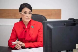 ¡Heroína a bordo! La ministra de Salud de Kazajistán que salvó una vida en pleno vuelo y se volvió viral