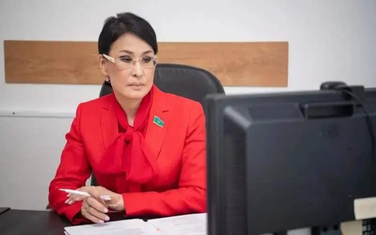 ¡Heroína a bordo! La ministra de Salud de Kazajistán que salvó una vida en pleno vuelo y se volvió viral