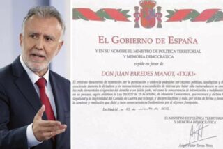 Ángel Víctor Torres y el diploma entregado al miembro de ETA Juan Paredes Manot 'Txiki'