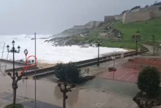 Dentro del c&iacute;rculo, la anciana turista alemana justo antes de ser arrastrada al mar