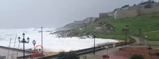 Dentro del c&iacute;rculo, la anciana turista alemana justo antes de ser arrastrada al mar