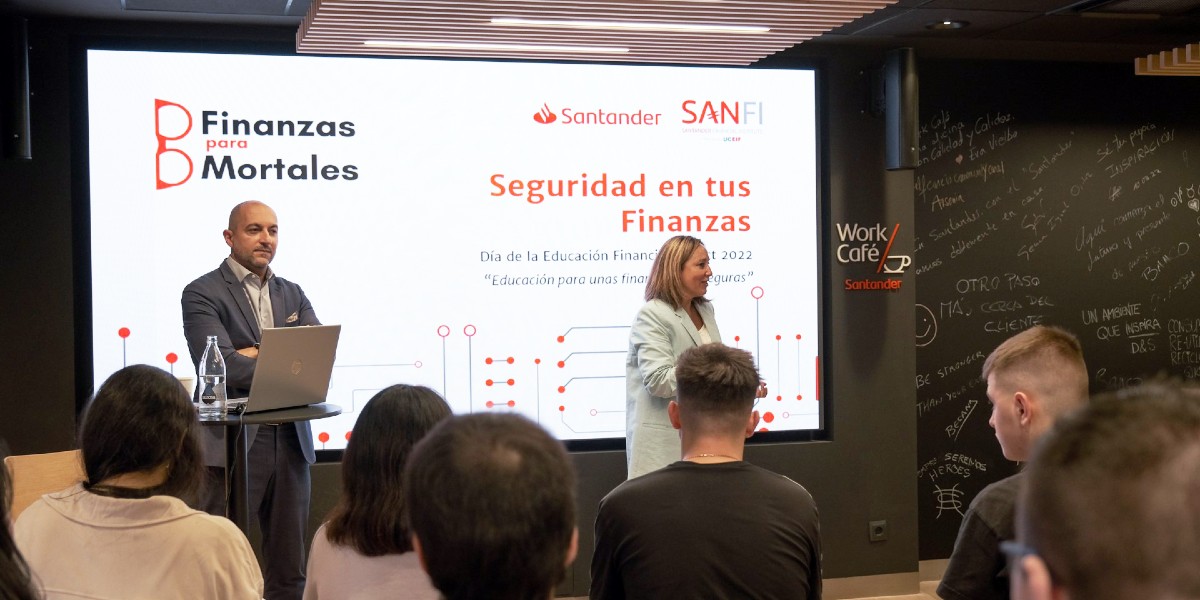 Una sesión de educación financiera para jóvenes dentro del programa Finanzas para Mortales