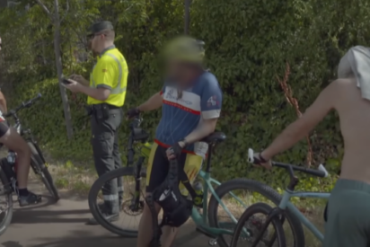 Un guardia civil multa a varios ciclistas.