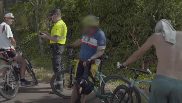 Un guardia civil multa a varios ciclistas.