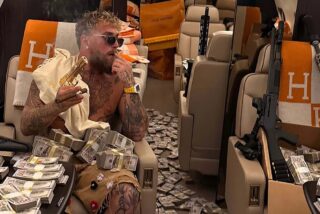 Jake Paul, con una pistola y su dinero