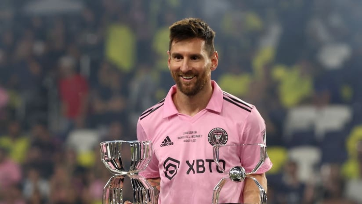 Leo Messi levanta la copa de campeones de la MLS Cup (1)
