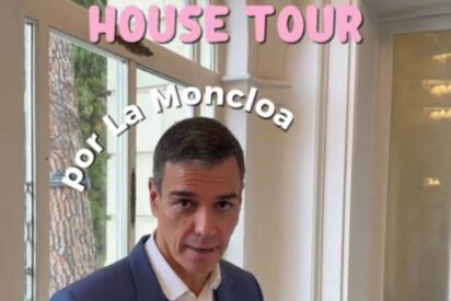 Pedro Sánchez en el pat&eacute;tico vídeo de TikTok en el que enseña la Sala del Reloj de Moncloa