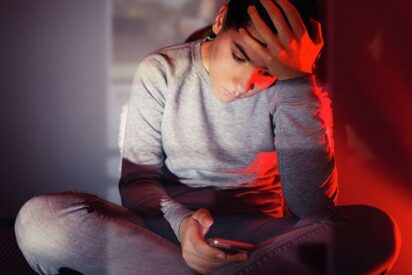 Quedarse fuera del chat grupal: la exclusi&oacute;n digital como forma silenciosa de rechazo entre adolescentes