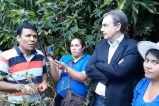 Zapatero, durante su visita a un campo de coca.