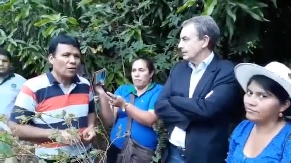 Zapatero, durante su visita a un campo de coca.