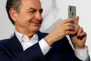 Zapatero y su teléfono movil (1)