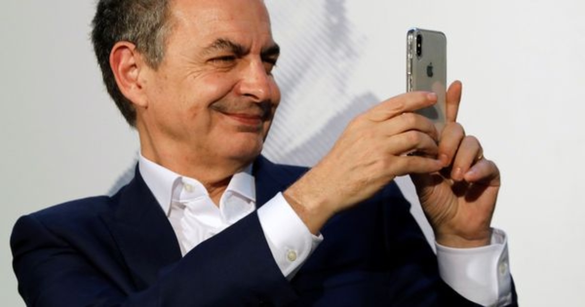 Zapatero y su teléfono movil (1)