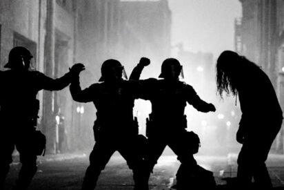 Tres polic&iacute;as condenados a 17 a&ntilde;os de prisi&oacute;n cada uno por torturar y violar a una mujer trans