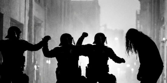 Tres polic&iacute;as condenados a 17 a&ntilde;os de prisi&oacute;n cada uno por torturar y violar a una mujer trans