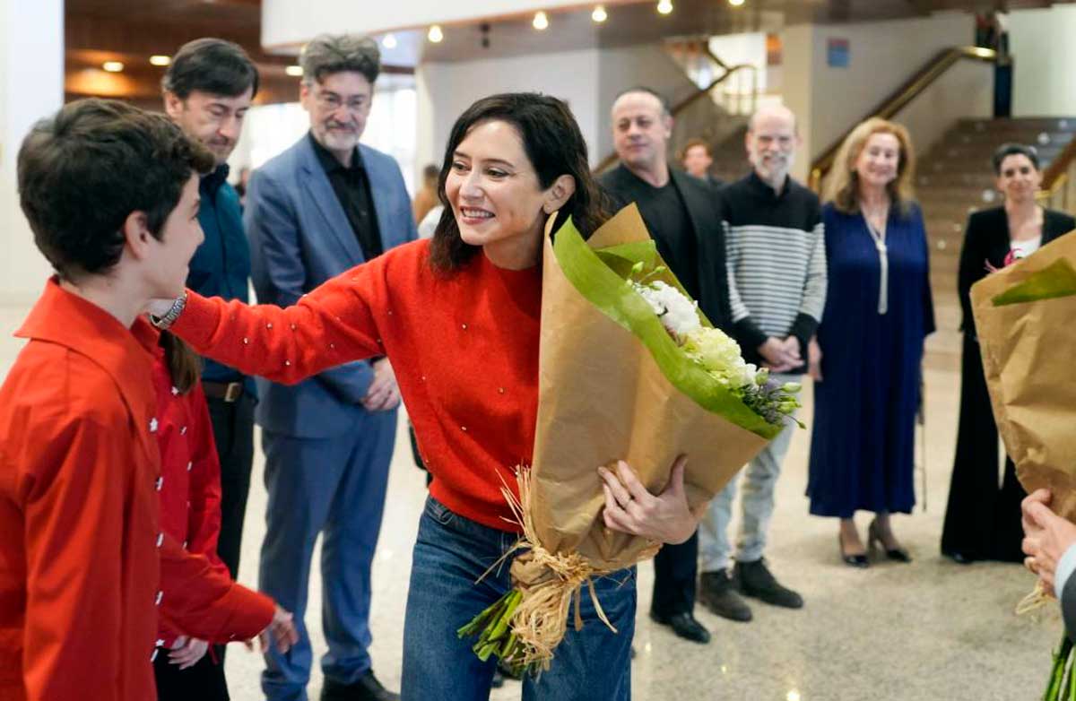 Ayuso acompaña al Coro Infantil y Juvenil de la Comunidad de Madrid en su concierto del 25º aniversario