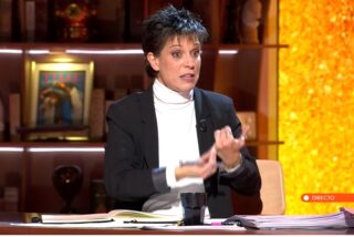 Bea Talegón no se guarda nada con los ‘guarros’ socialistas y acaba llorando en directo