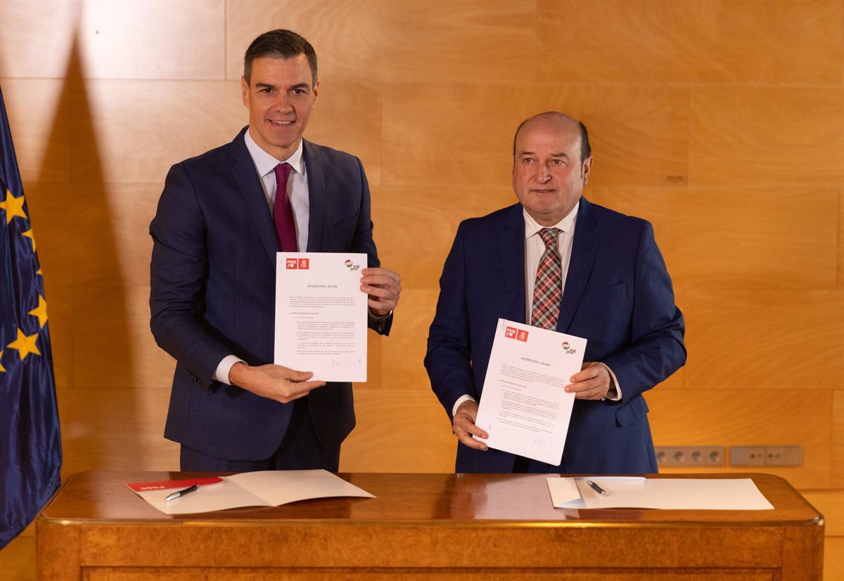 Pedro Sánchez y Andoni Ortúzar