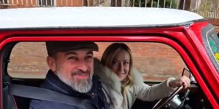 Abascal se pasea en un Mini rojo con Meloni en Madrid