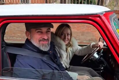 Abascal se pasea en un Mini rojo con Meloni en Madrid