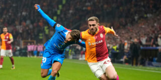 Baris Yilmaz y Giuliano Simeone en el Galatasaray vs Atlético de Madrid