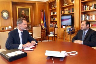 El Rey Felipe VI con el socialista Ábalos