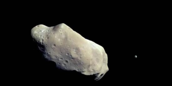 El asteroide 2005 UK1