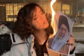 Mujer iran&iacute; quema una foto del Ayatol&aacute;, una tendencia en redes sociales.