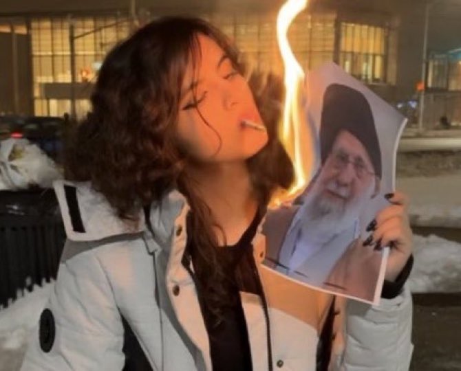 Mujer iran&iacute; quema una foto del Ayatol&aacute;, una tendencia en redes sociales.