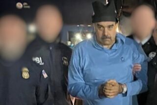 Maduro en manos de los agentes de la DEA (1)